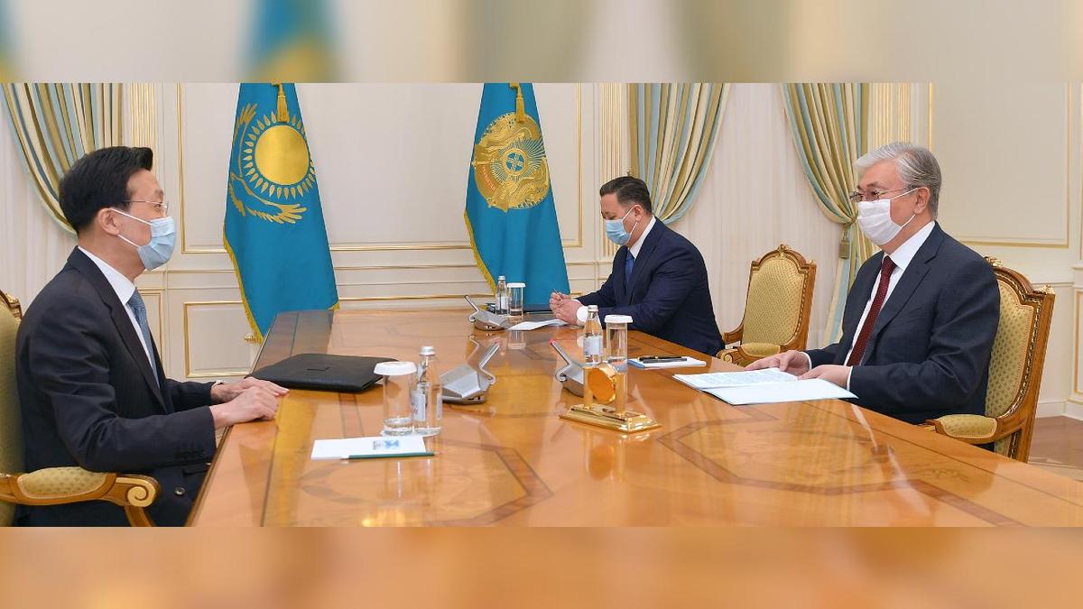 Токаев обсудил с послом Китая поставки китайских вакцин в Казахстан