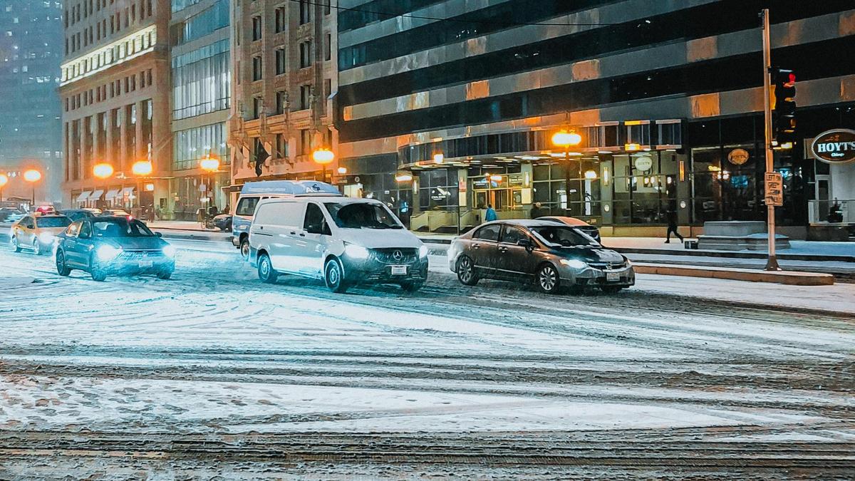 Автомобили едут по дороге