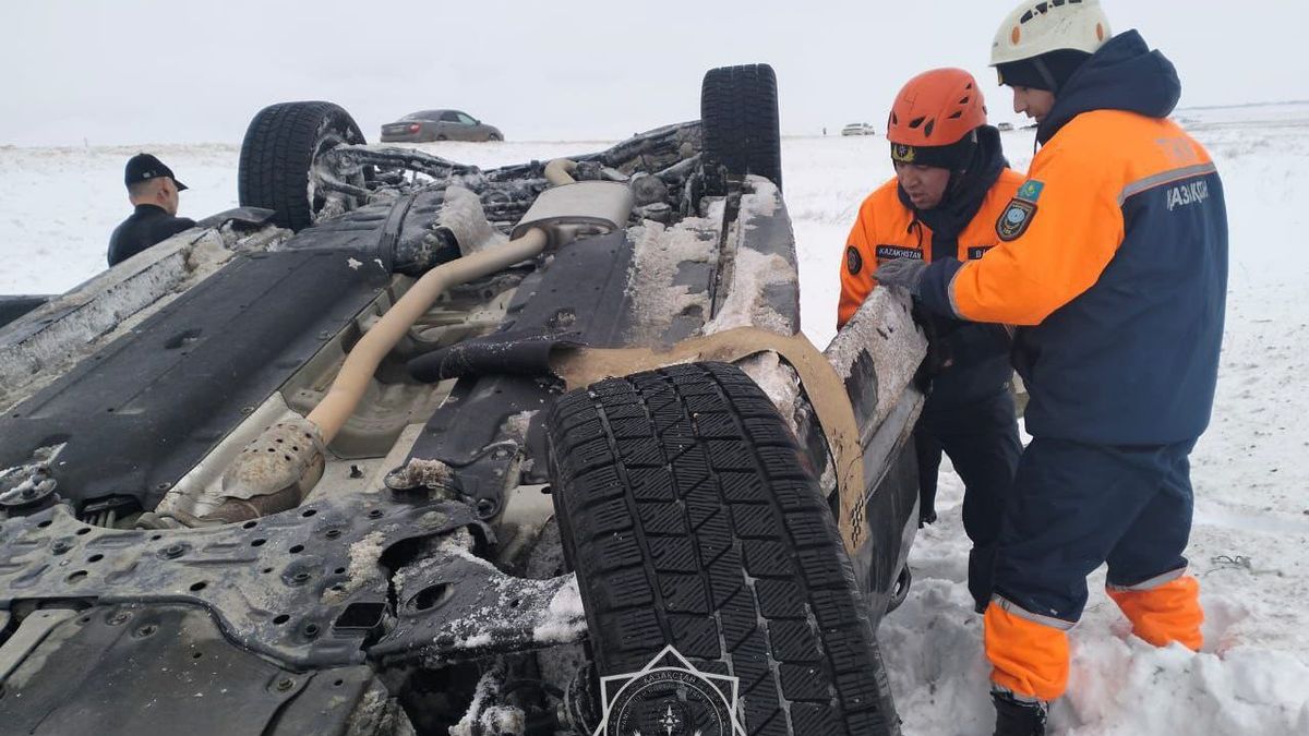 Авто опрокинулось на дороге