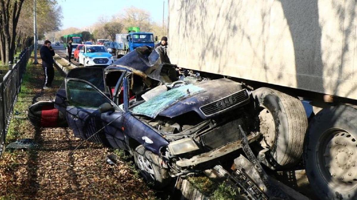 Автомобиль Ауди столкнулся с большегрузом