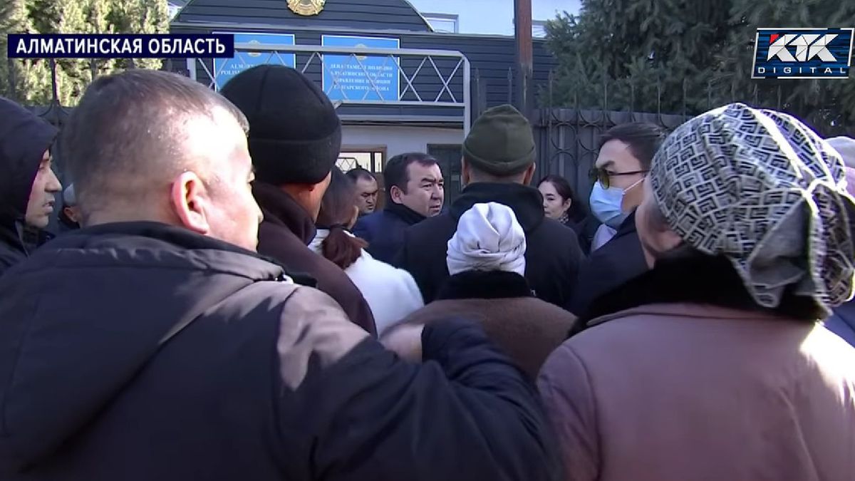 Потерпевшие собрались у здания ДП