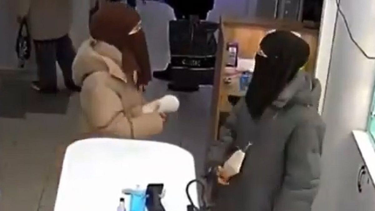 Девушки в никабах