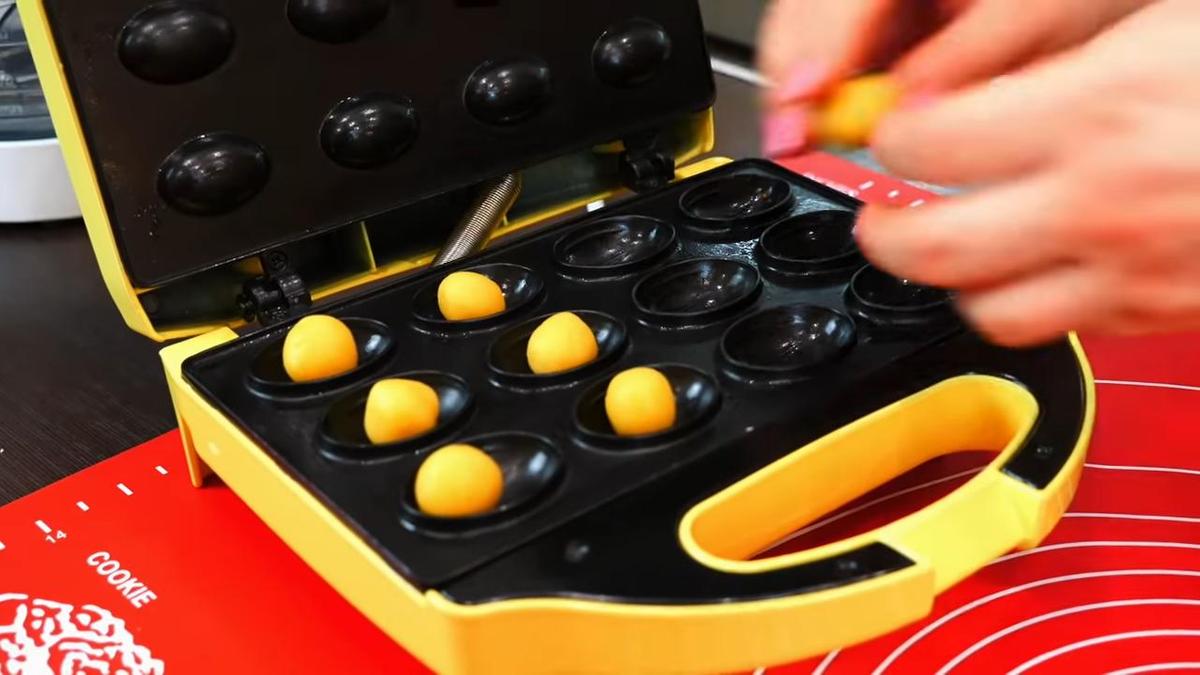 Шарики теста в электроорешнице