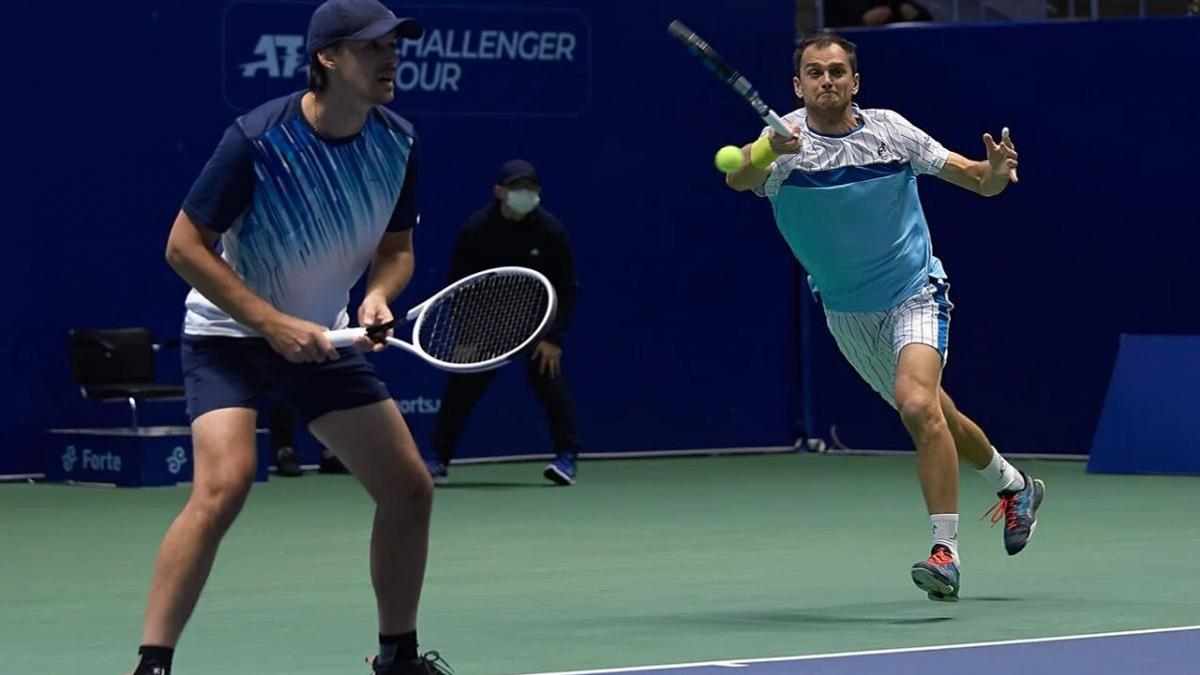 Казахстанцы вышли в два финала турниров парного разряда по теннису