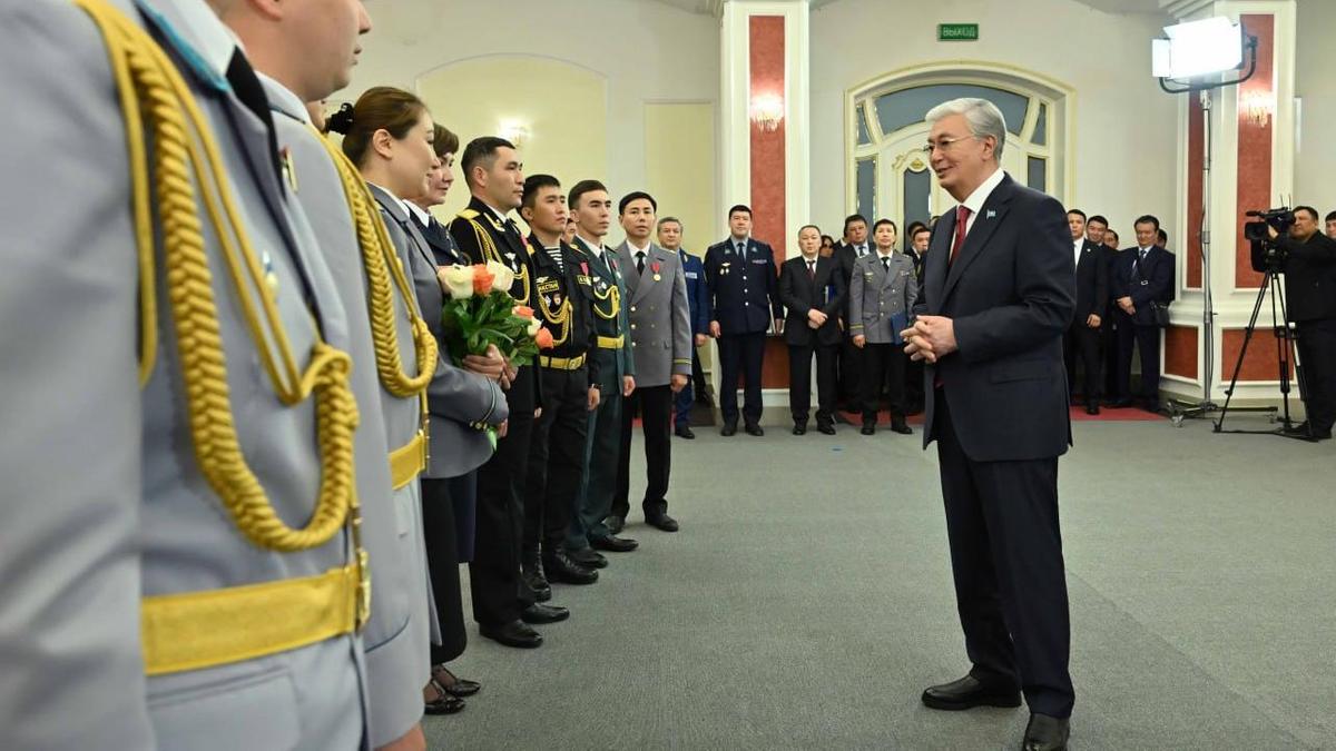 Токаев вручает награды Токаев вручает награды