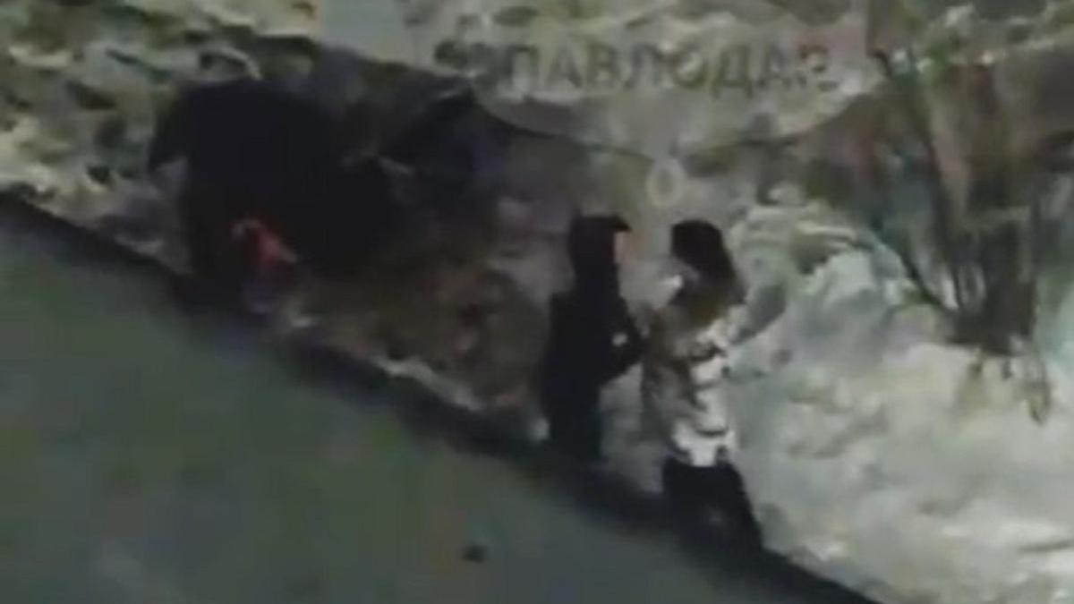 Камчатка мужчина избил. В Павлодаре избили парня. Избивание мужчин Ходжалы. Избили в Павлодаре видео. В Павлодаре избили парня фото.