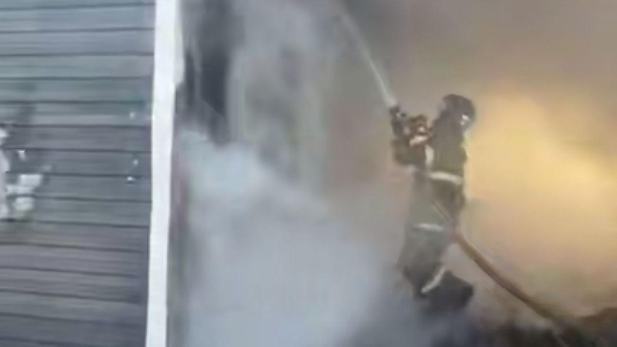 Пожарный тушит возгорание