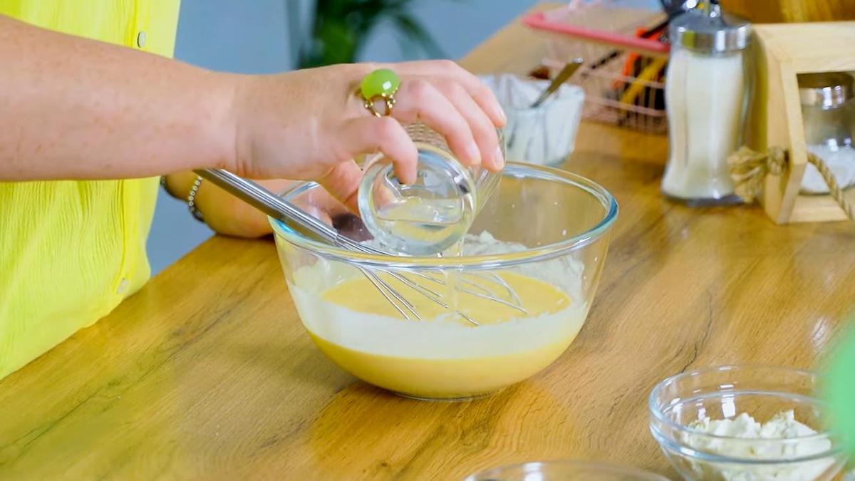 Жидкость из стакана наливают в миску с тестом