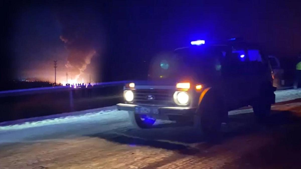 Апат болған орынға жеткен полиция көлігі Апат болған орынға жеткен полиция көлігі