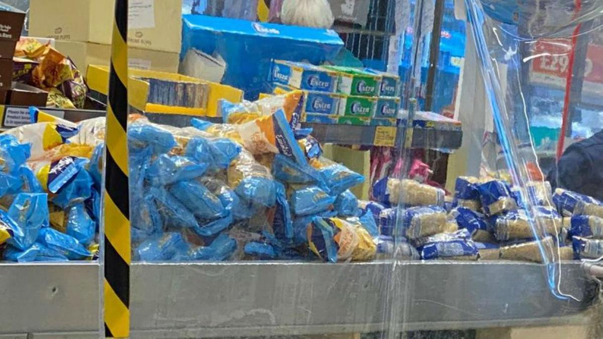 Мужчина скупил десятки пачек макарон, чипсов и риса в Британии в преддверии изоляции