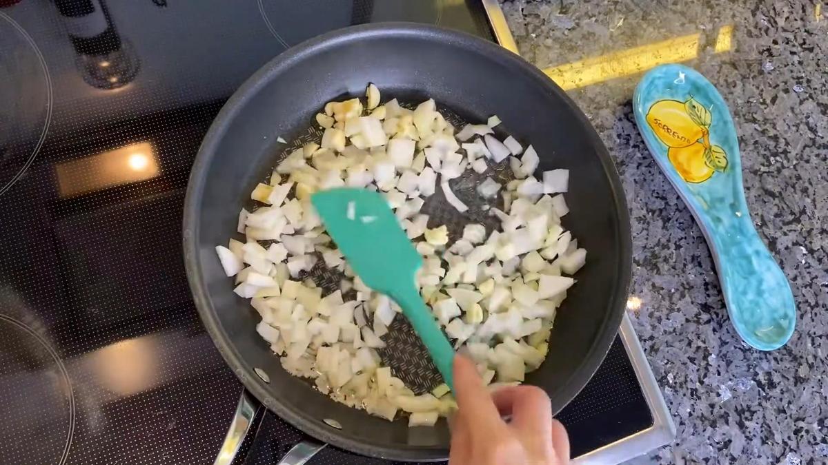 На сковороде репчатый лук