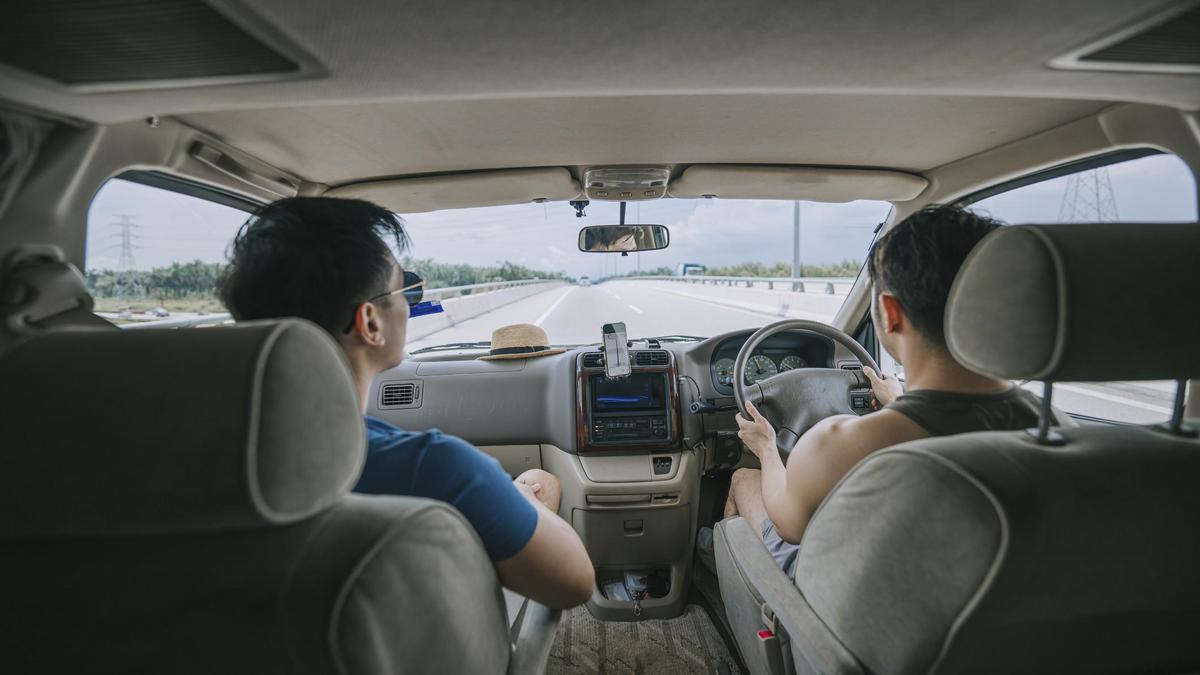 Мужчины едут в автомобиле