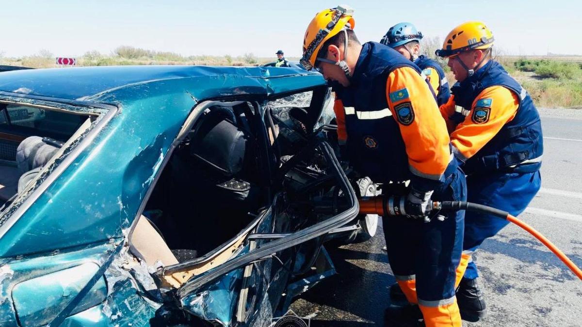 Автомобиль после ДТП в Кызылординской области