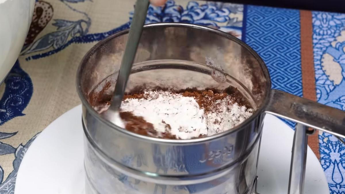 В чаше для просеивания мука и какао