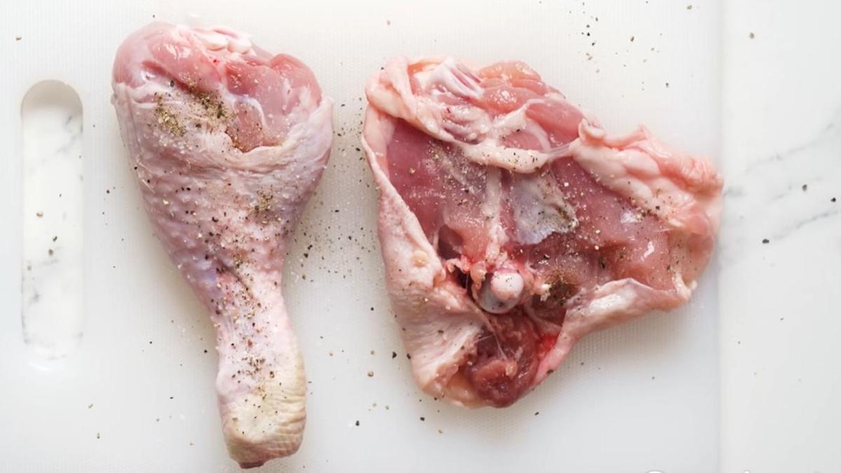 Куриное бедро и голень со специями на разделочной доске