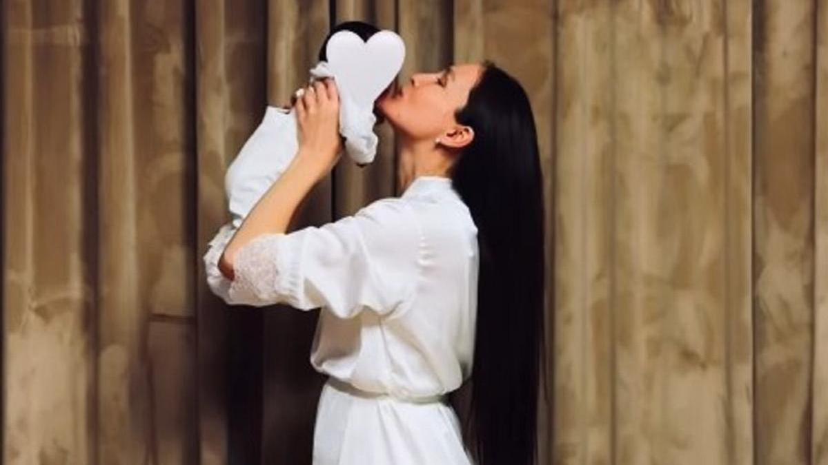 Жұлдыз Әбдікәрімова сәбиімен