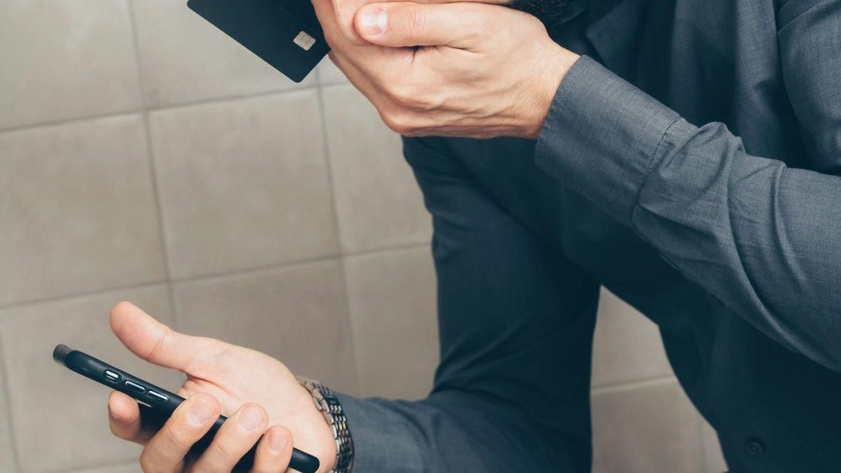 Мужчина с телефоном в руках