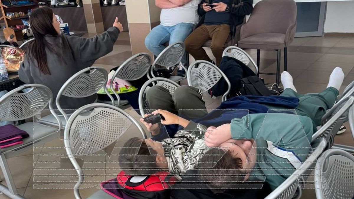 Пассажиры в аэропорту Тараза