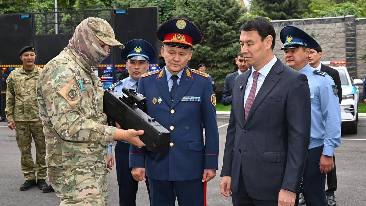 Акиму показали оружие