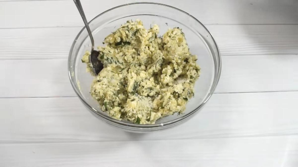 В миске начинка для лепешек из брынзы, картофеля, зелени