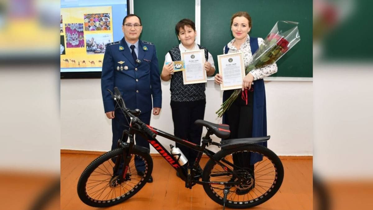 Полицейский с Аланом Колмагоровым и его мамой