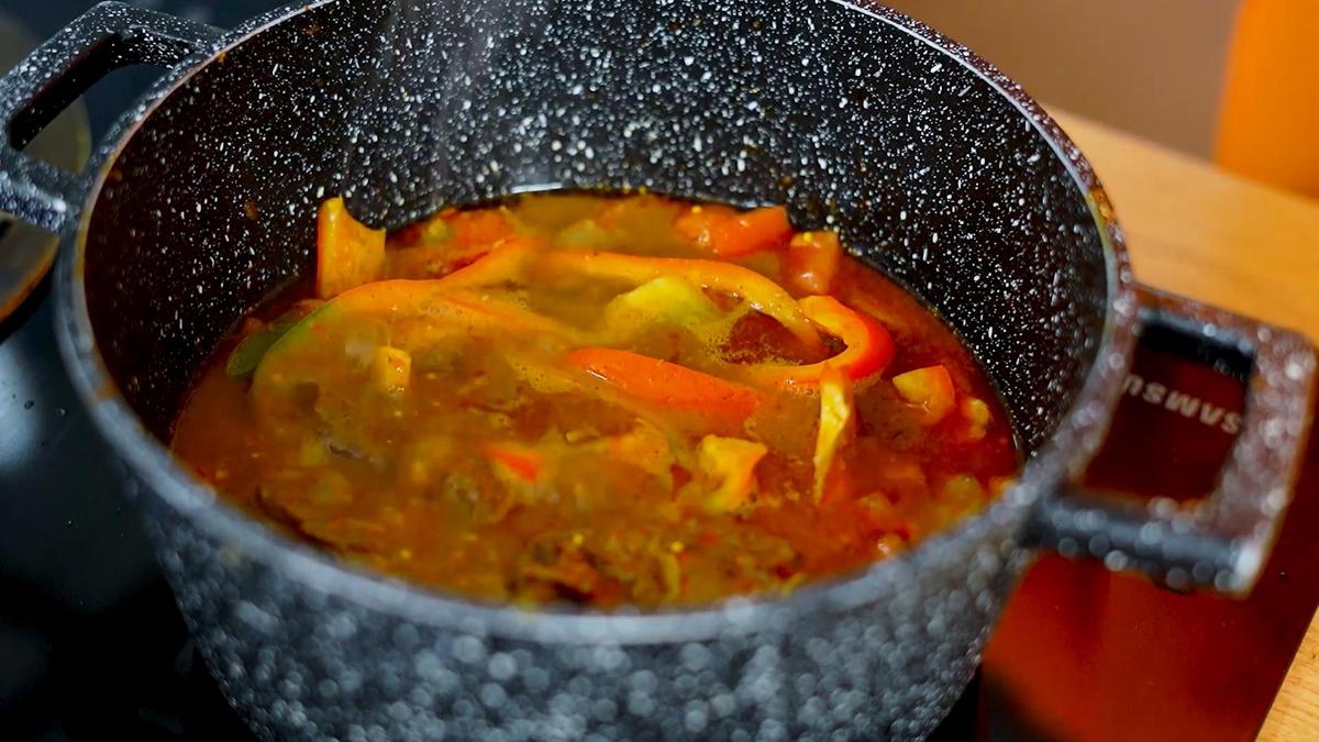 Мясо тушится с перцем и томатами в бульоне