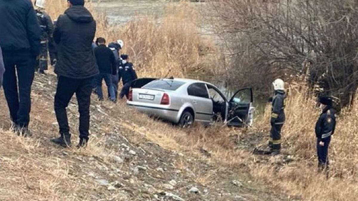 Машина в болоте в Алматинской области