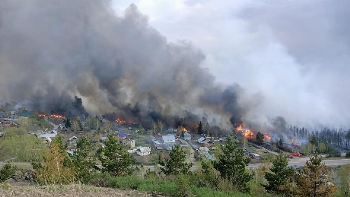 Лесной пожар в Восточном Казахстане перекинулся на 14 жилых домов 