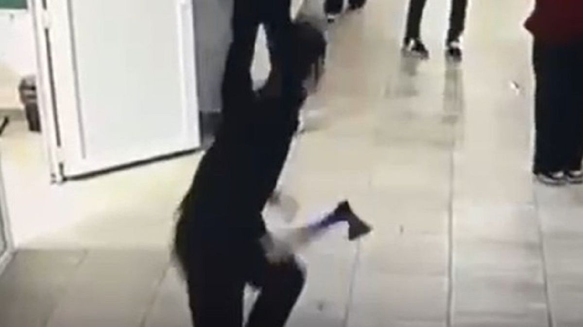 балта ұстаған оқушы