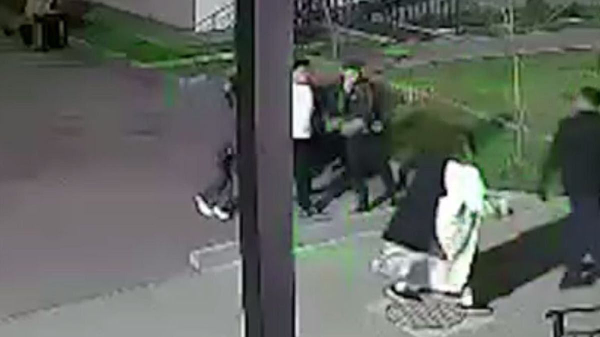 "Гонялся за людьми с ножом": пугающее поведение мужчины попало на видео в Алматы