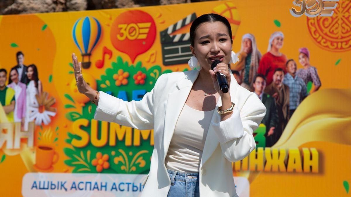 Девушка с микрофоном на летнем фестивале "Хабар Summer"