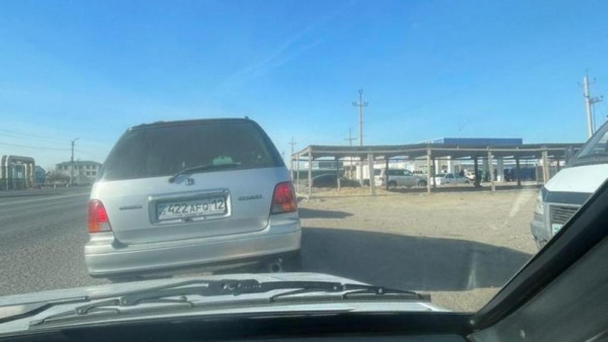 Ақтауда газға кезекте тұрған көліктер Ақтауда газға кезекте тұрған көліктер