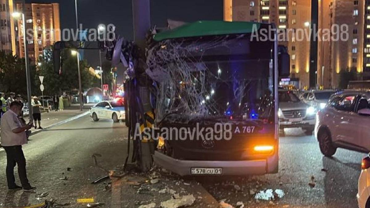 Автобус въехал в столб в Астане Автобус въехал в столб в Астане