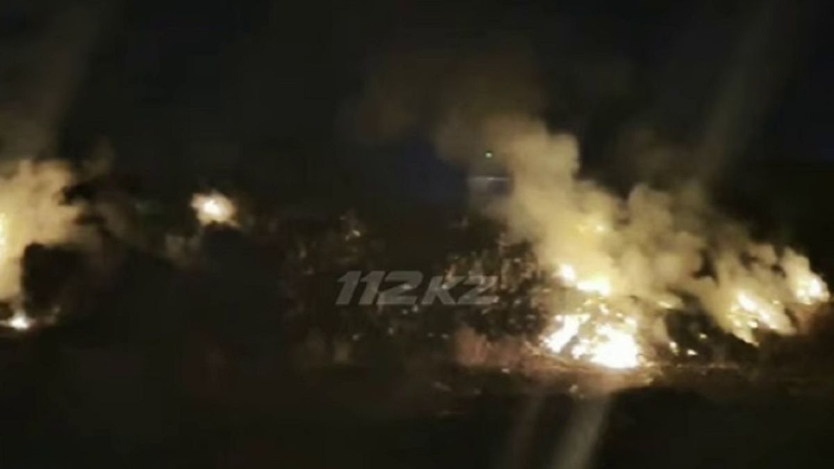 Пожарные тушат пожар