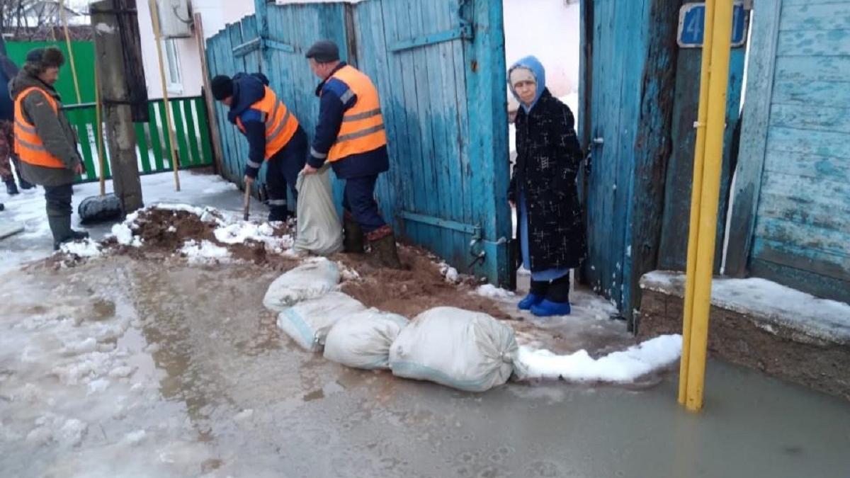 Спасатели укладывают мешкотару