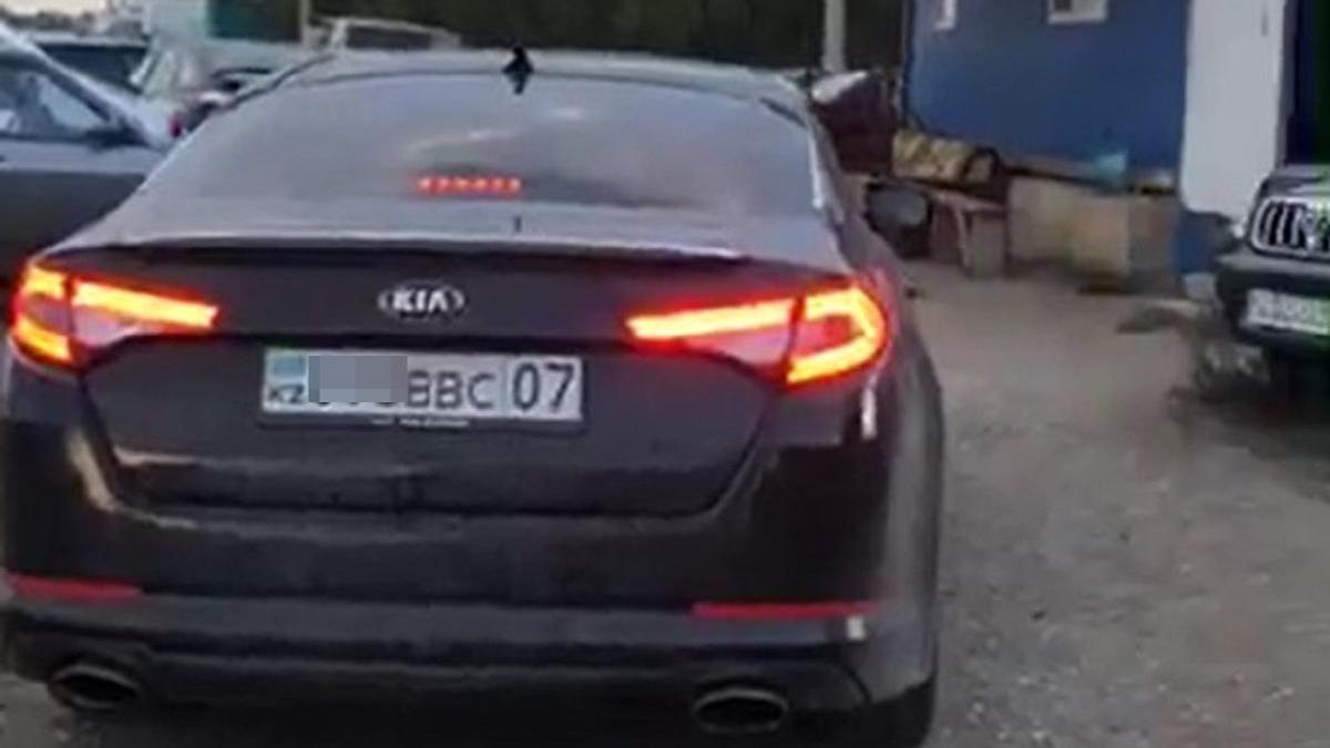 Черная Kia Optima, на которой полицейский разъезжал с подложными номерами в Уральске