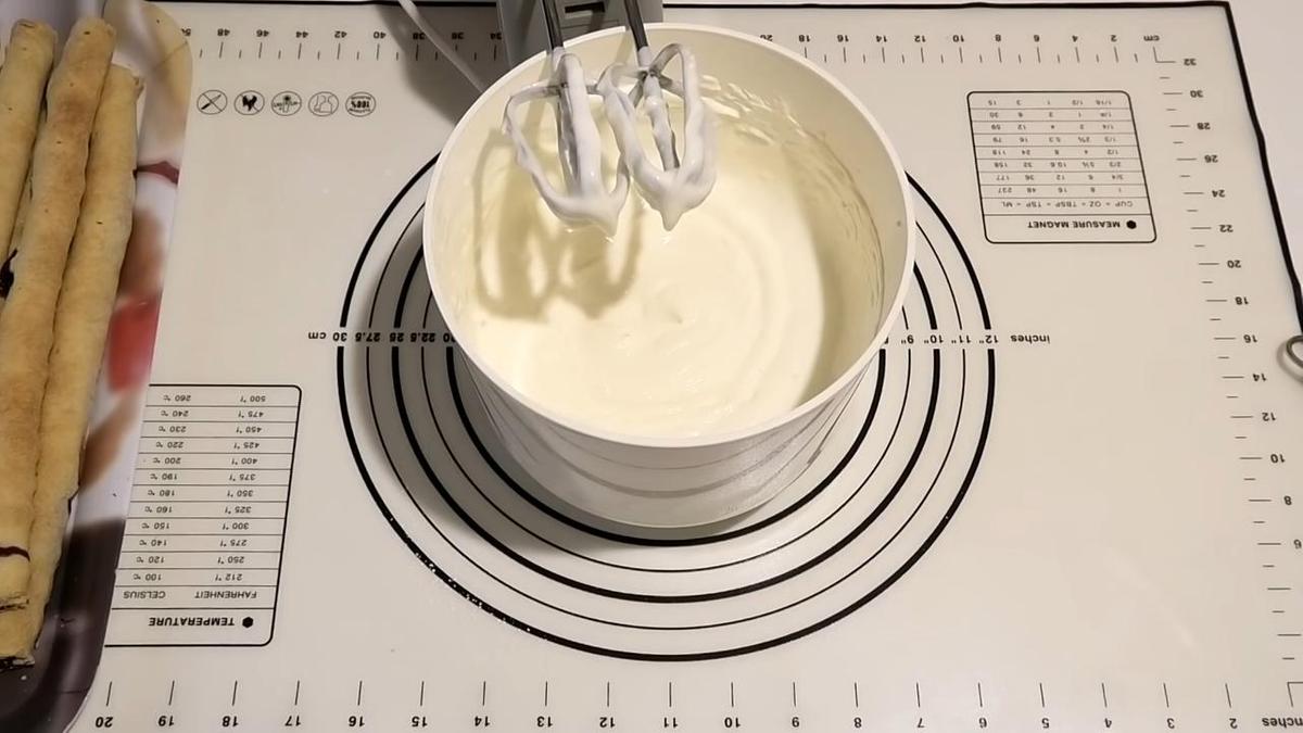 Сметанный крем в чаше миксера