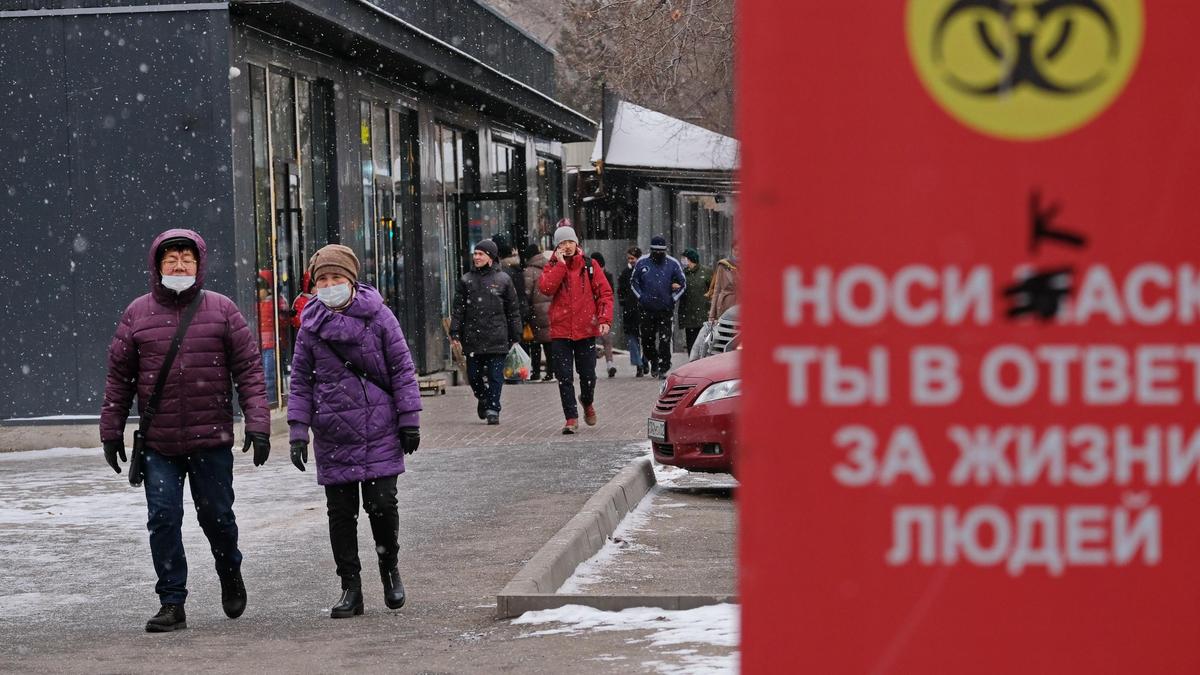 Люди в масках гуляют по городу