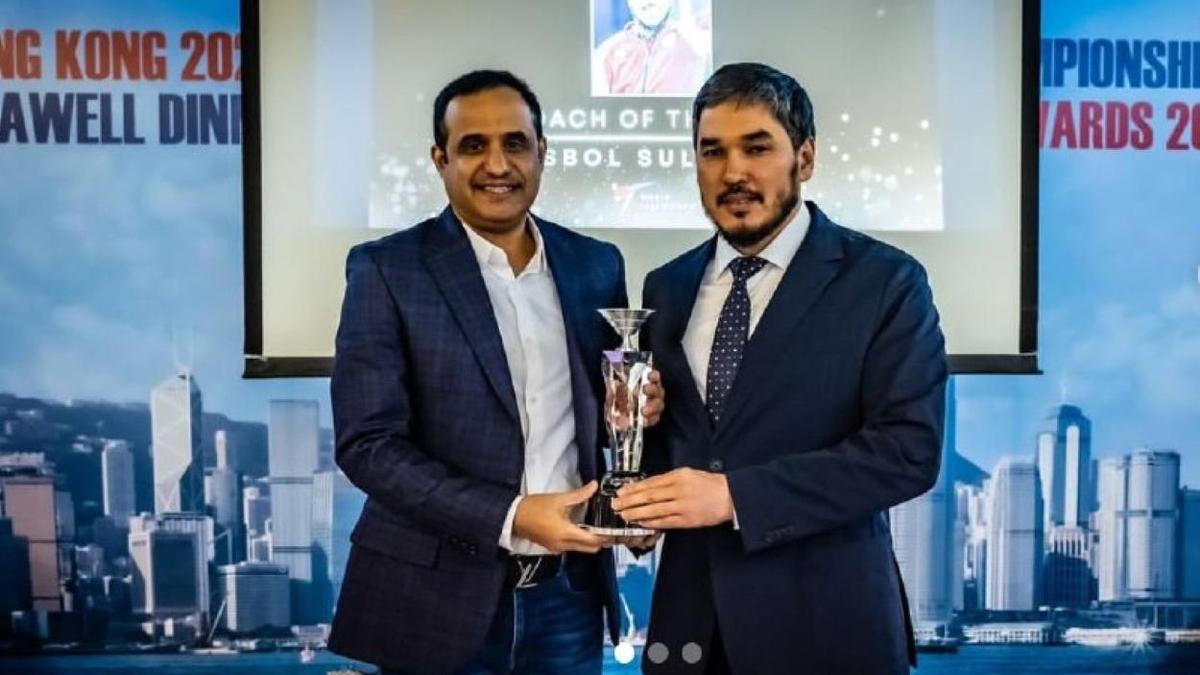 Есбол Султанов (справа)