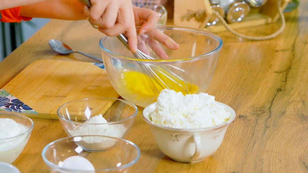 В стеклянной миске венчиком перемешивают яйца с сахаром