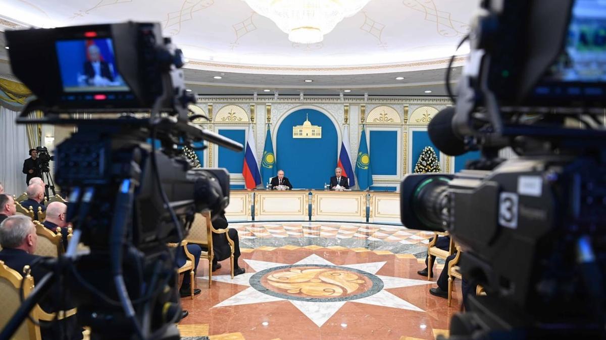 Қасым-Жомарт Тоқаев пен Владимир Путин БАҚ өкілдері үшін брифинг өткізді Қасым-Жомарт Тоқаев пен Владимир Путин БАҚ өкілдері үшін брифинг өткізді