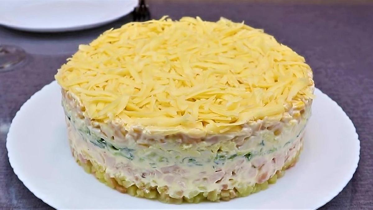 Салат с курицей и кукурузой на тарелке