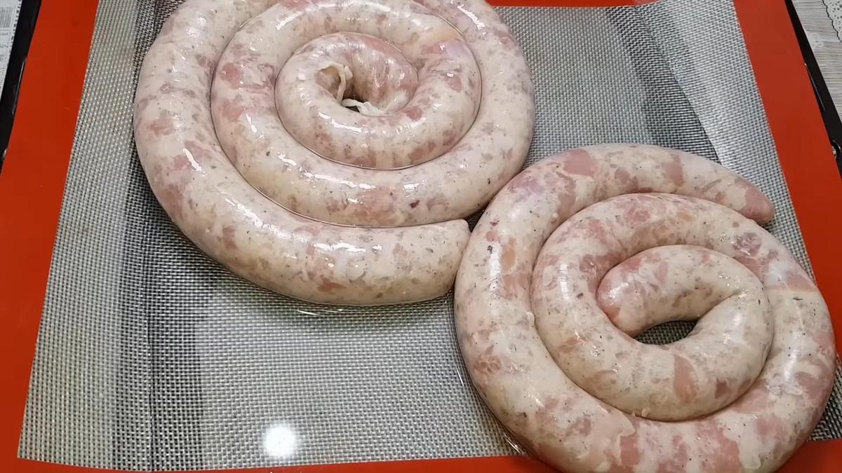 На противне кольца колбасы