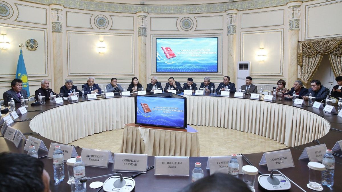 Встреча в алматинском Доме Дружбы по разъяснению проекта новой Конституции страны