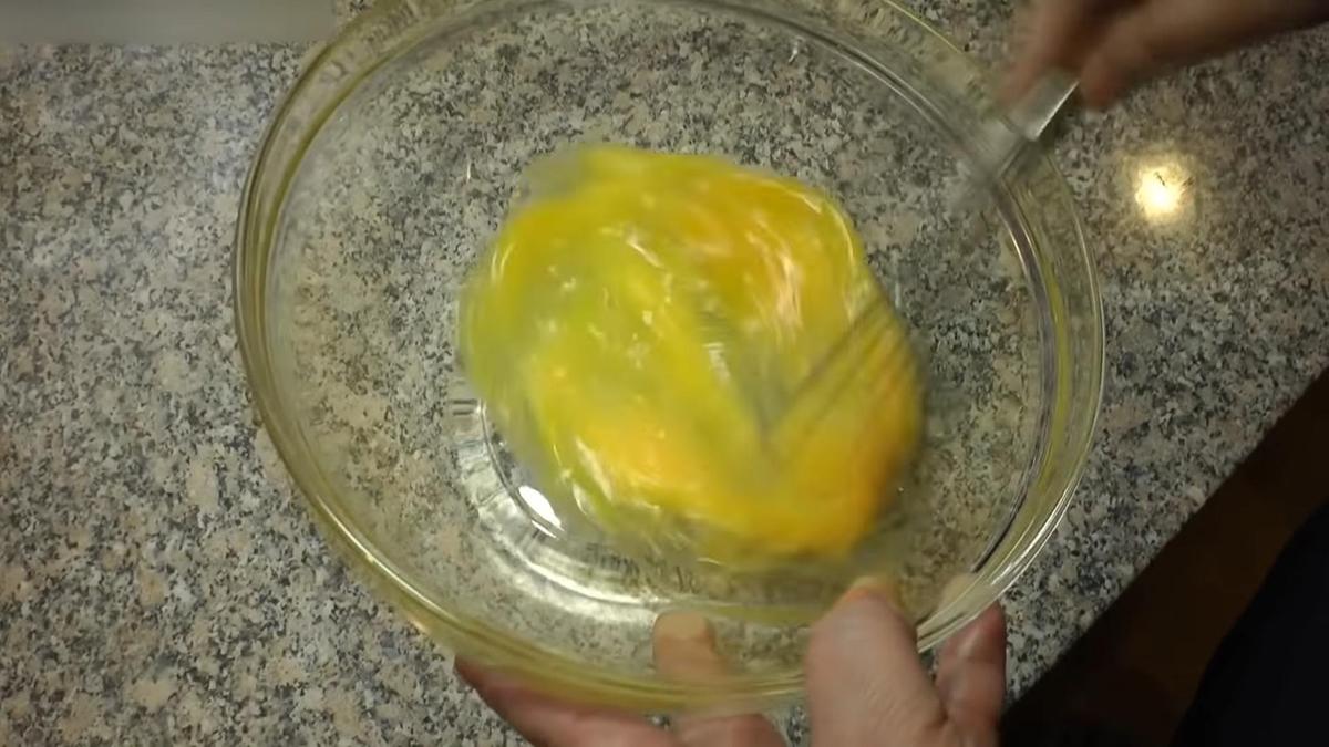 Взбивание венчиком яично-сахарной массы