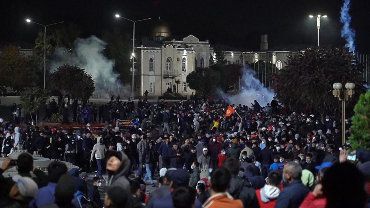 Толпа людей собралась на митинге в Кыргызстане