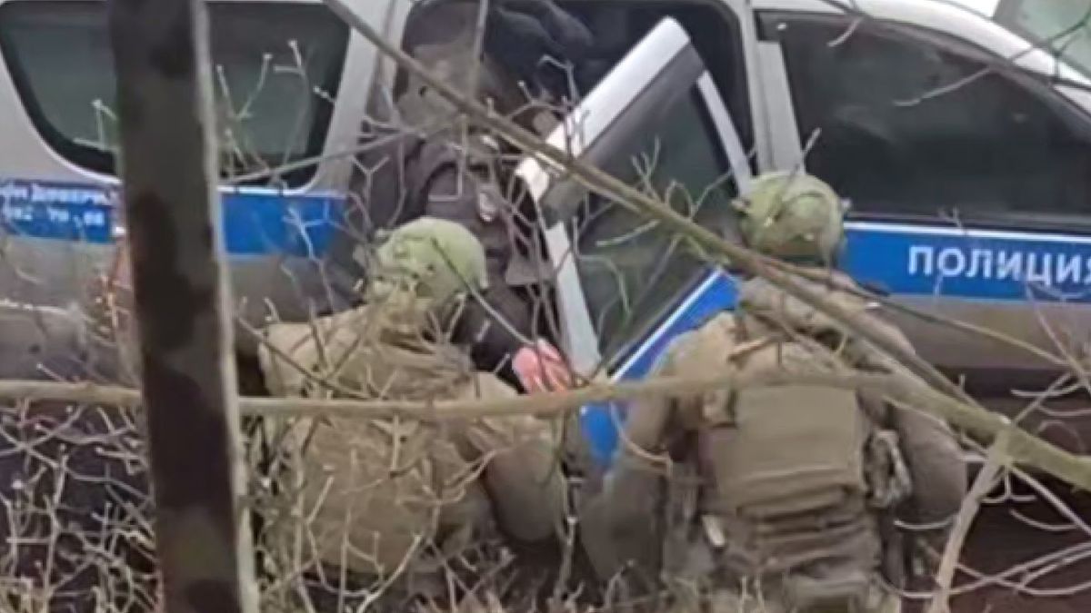 Задержанный в полицейской машине