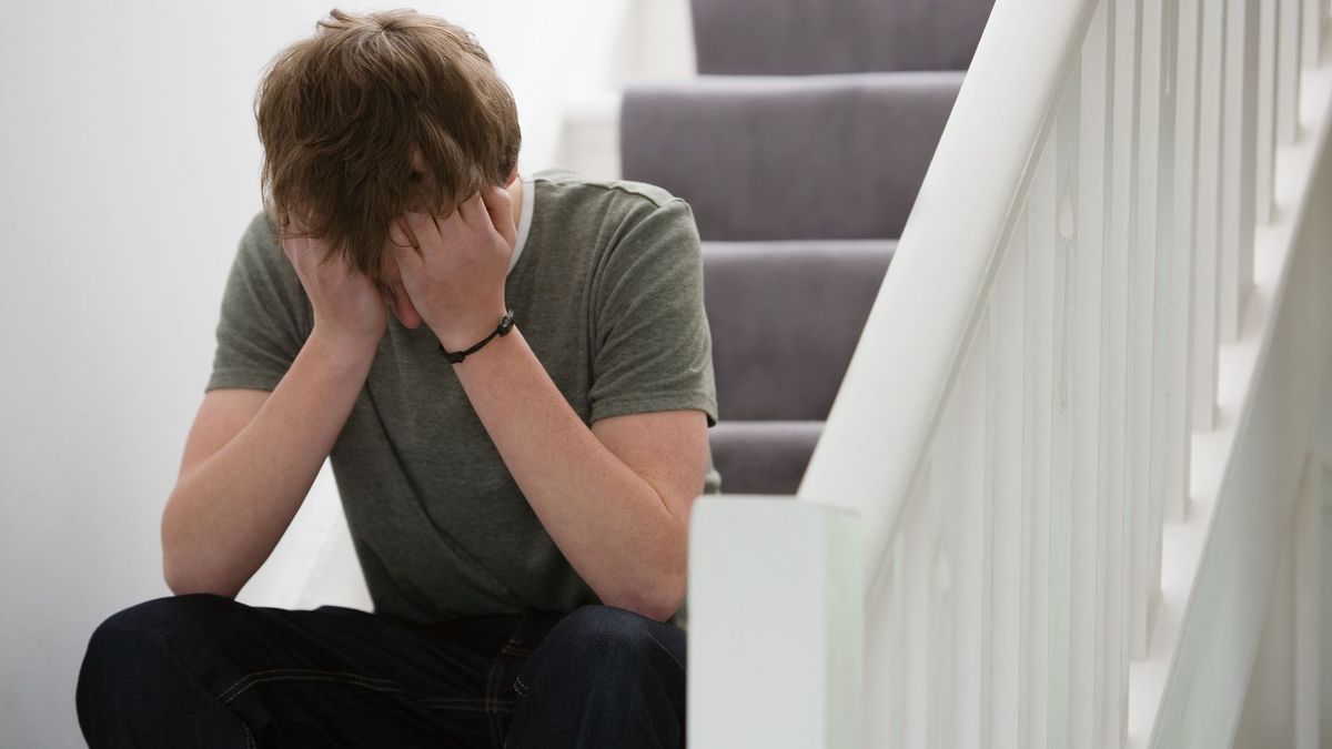 Подросток плачет