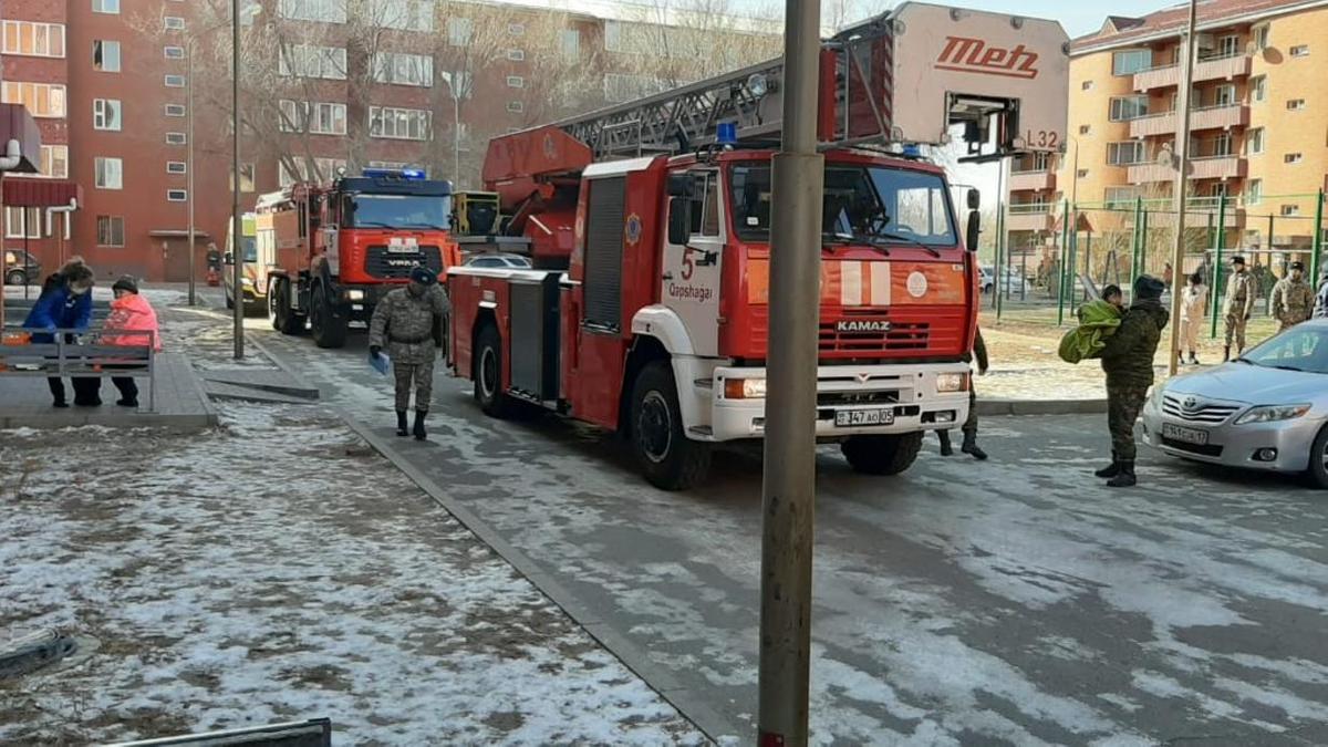 Пожарная машина стоит во дворе жилого дома