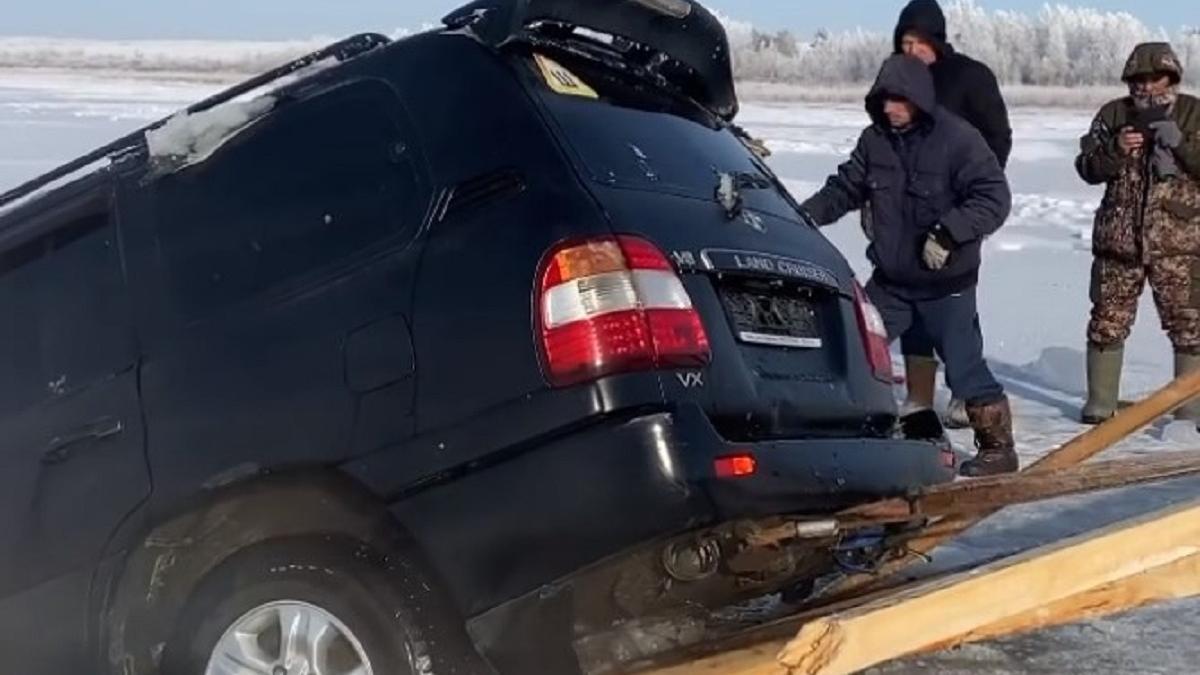 Спасатели вытаскивают автомобиль из воды